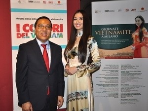 Vietnamese Ambassador to Italy Nguyen Hoang Long (left) and Model Khanh My (right) at the "Vietnamese Days" in Milan (Photo: VNA)